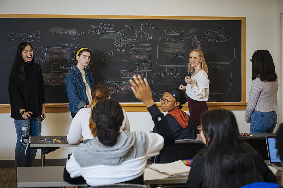 一群本科生在艾格尼丝·斯科特的化学课上在黑板上写字, 负担得起的私立大学.